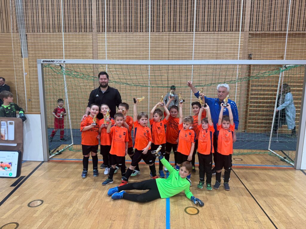 Die G-Jugend SV Altheim mit Trainer Sepp Reitberger + Stefan Grimm